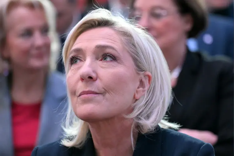 Segunda colocada nas últimas eleições francesas, Marine Le Pen lidera o partido ultranacionalista Reagrupamento Nacional (Marc Burleigh/AFP Photo)