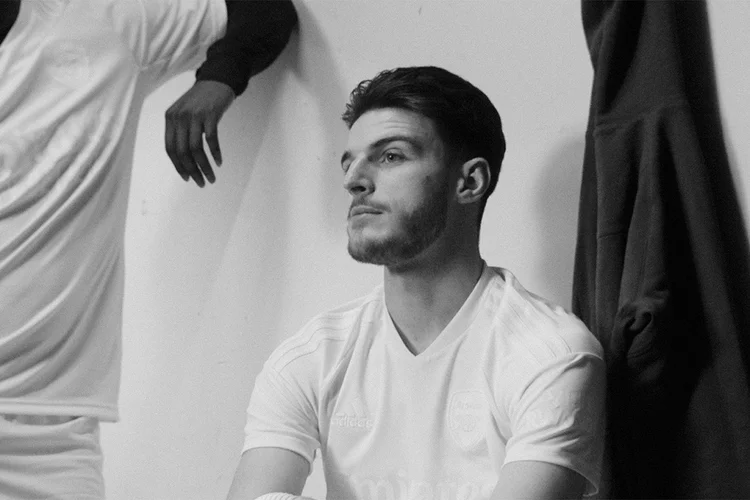 O kit “No More Red” não estará à venda, mas a camiseta comunitária personalizada estará disponível para compra nas lojas do Arsenal na Europa (Adidas/Divulgação)