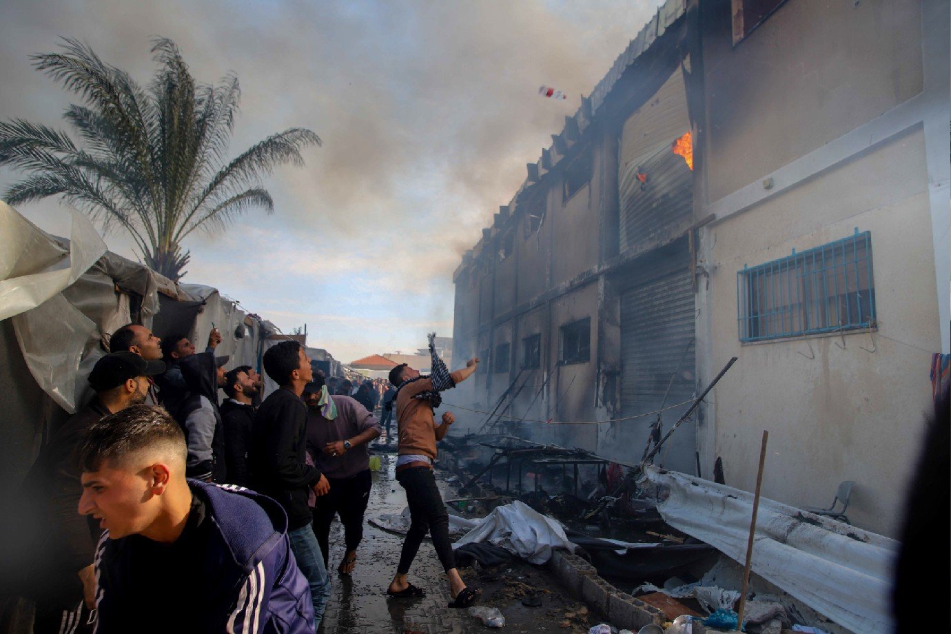 Ataque a abrigo da ONU para refugiados em Gaza por tanques israelenses deixa ao menos 9 mortos