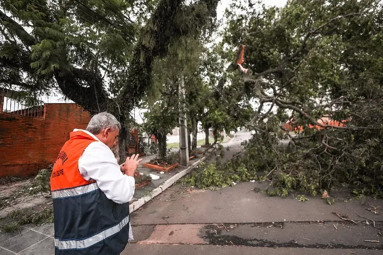 Rio Grande do Sul: o temporal teve ventos fortes e queda de granizo em Porto Alegre  (Mateus Raugust/ PMPA/Divulgação)