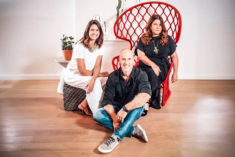 Priscila Pellegrini, Marcio Esher e Ju Ferraz, da Holding Clube: grupo de influenciadores jovens está entre as novidades do camarote em 2024 (Leca Novo/Divulgação)