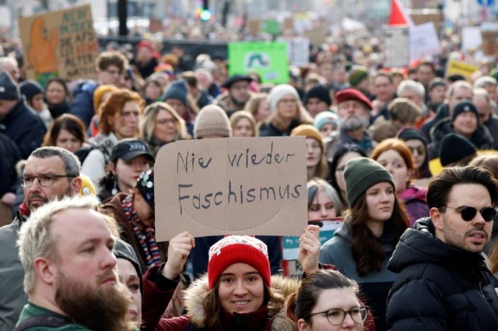 Dezenas de milhares de pessoas protestam contra extrema direita na Alemanha
