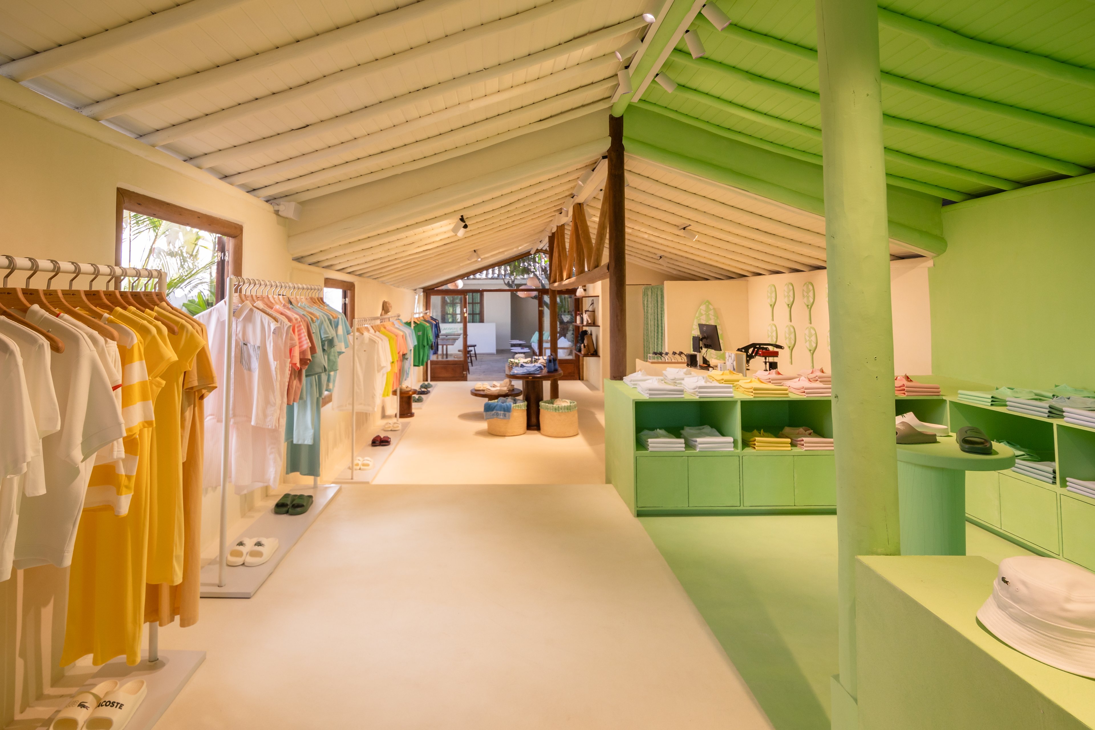 Loja pop-up da Lacoste em Trancoso conecta a marca com o verão brasileiro