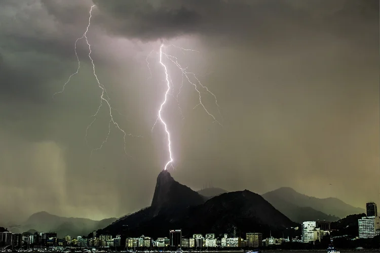 Chuva no Rio de Janeiro: áreas afetadas pelos temporais serão o Sul Fluminense e a região Metropolitana (Anadolu/Getty Images)