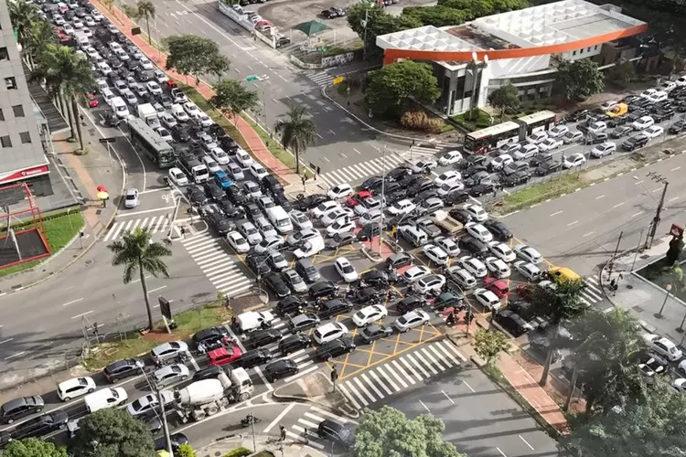 Trânsito travado em cruzamento das avenidas Faria Lima e Juscelino Kubitscheck, em 2017 (Redes Sociais/Reprodução)
