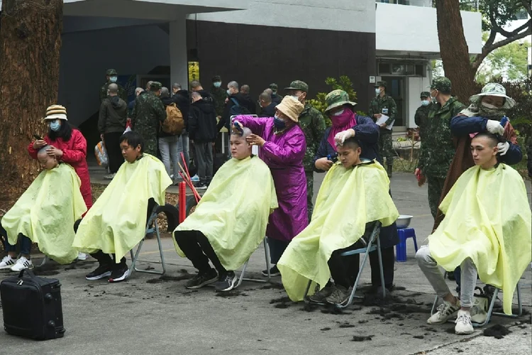 Taiwan: pouco depois de chegar ao campo de treinamento, os recrutas têm seus cabelos raspados (Sean Chang e Sam Yeh/AFP Photo)