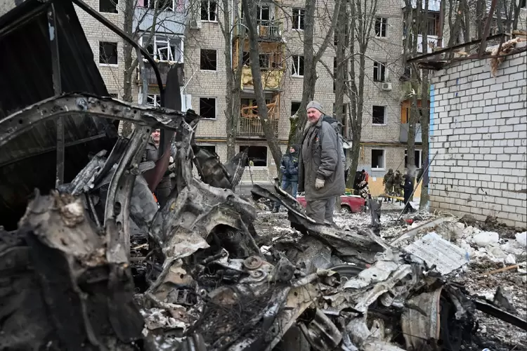 Ucrânia: destroços no local de um ataque com mísseis em Kharkiv (Sergey Bobok/Getty Images)