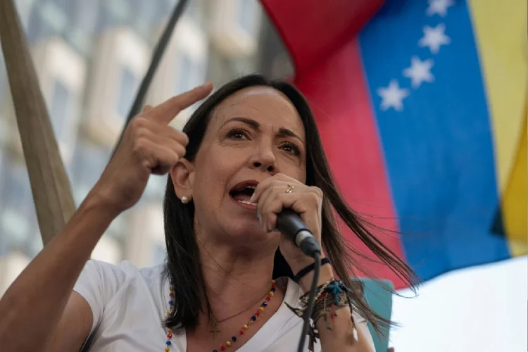 María Corina Machado, líder da oposição venezuelana, discursa para apoiadores em uma manifestação no aniversário do levante de 1958, em Caracas (Agence France-Presse/AFP Photo)