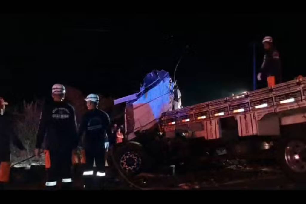 Acidente na Bahia: batida entre caminhão e ônibus na BR-324 deixa 24 mortos