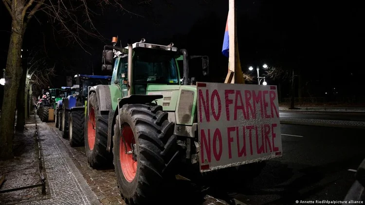 Trator em manifestação na Alemanha, com a placa: "sem agricultores, sem futuro" (Jörg Carstensen/dpa/picture Alliance/Reprodução)