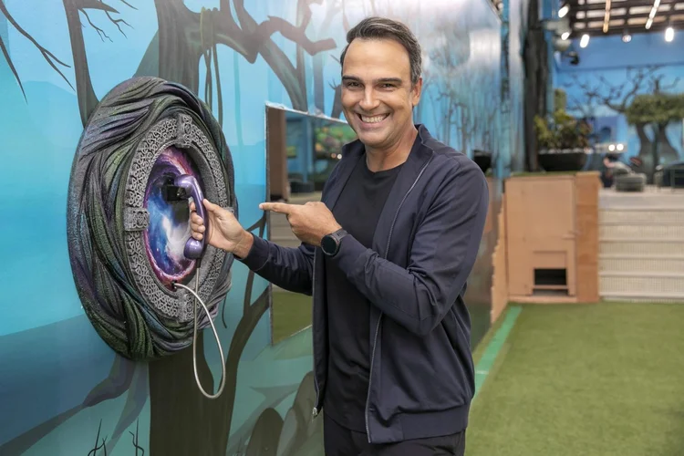 Tadeu Schmidt na casa BBB 24 (Globo/Manoella Mello/Divulgação)
