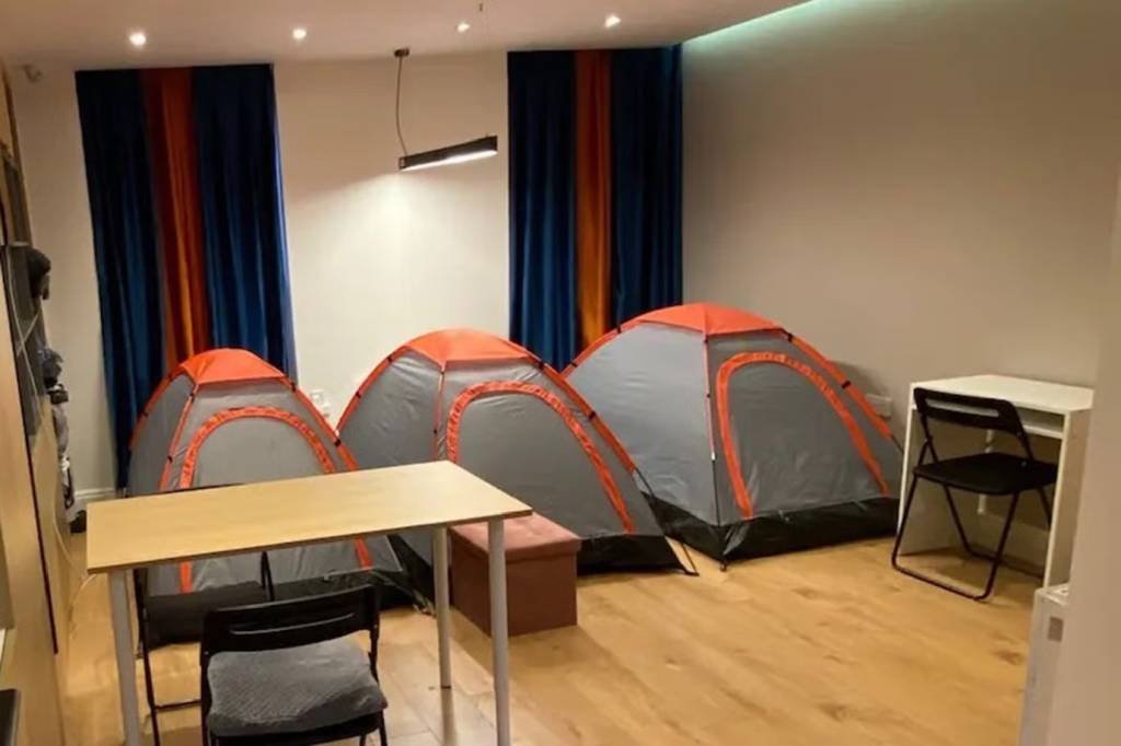 Anúncio no Airbnb oferece estadia em barraca dentro de apartamento por R$ 400 em Londres