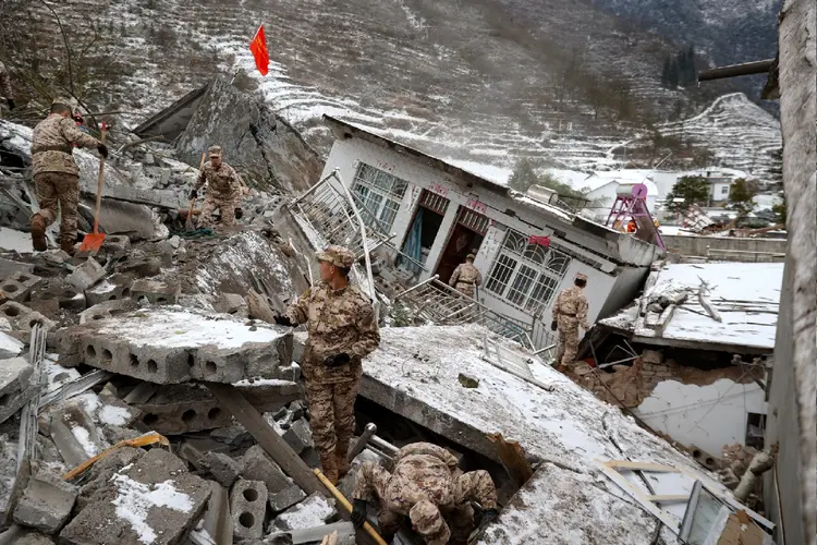 China: equipes seguem em busca de sobreviventes; 16 ainda estão desaparecidos (AFP Photo)