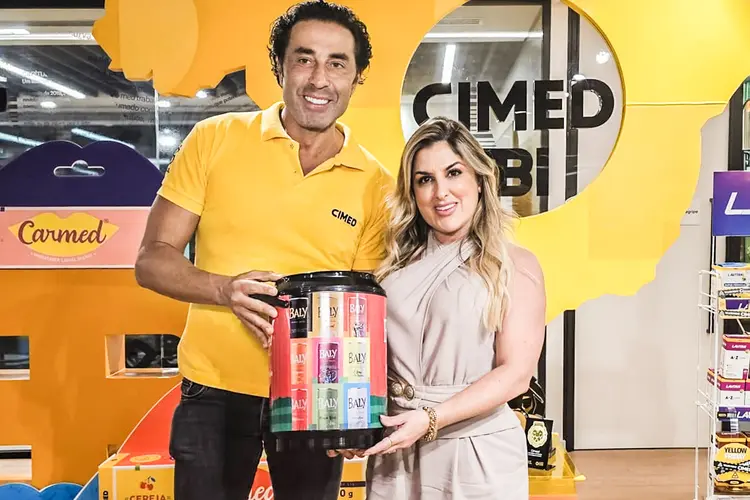 João Adib Marques, CEO da Cimed, e Dayane Cardoso, da Baly: parceria gera nova marca de energéticos (Baly/Divulgação)
