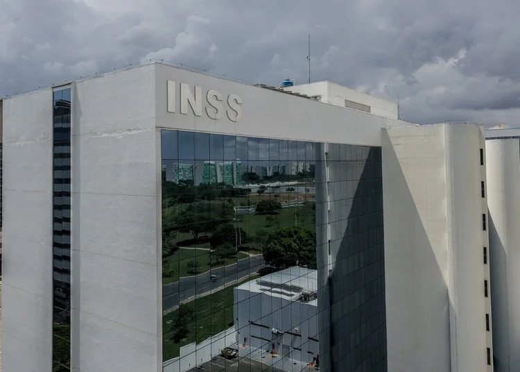 INSS: De acordo com o projeto, funcionários dos Correios vão auxiliar os segurados, recebendo e digitalizando a documentação para envio ao instituto (Rafa Neddermeyer/Agência Brasil)