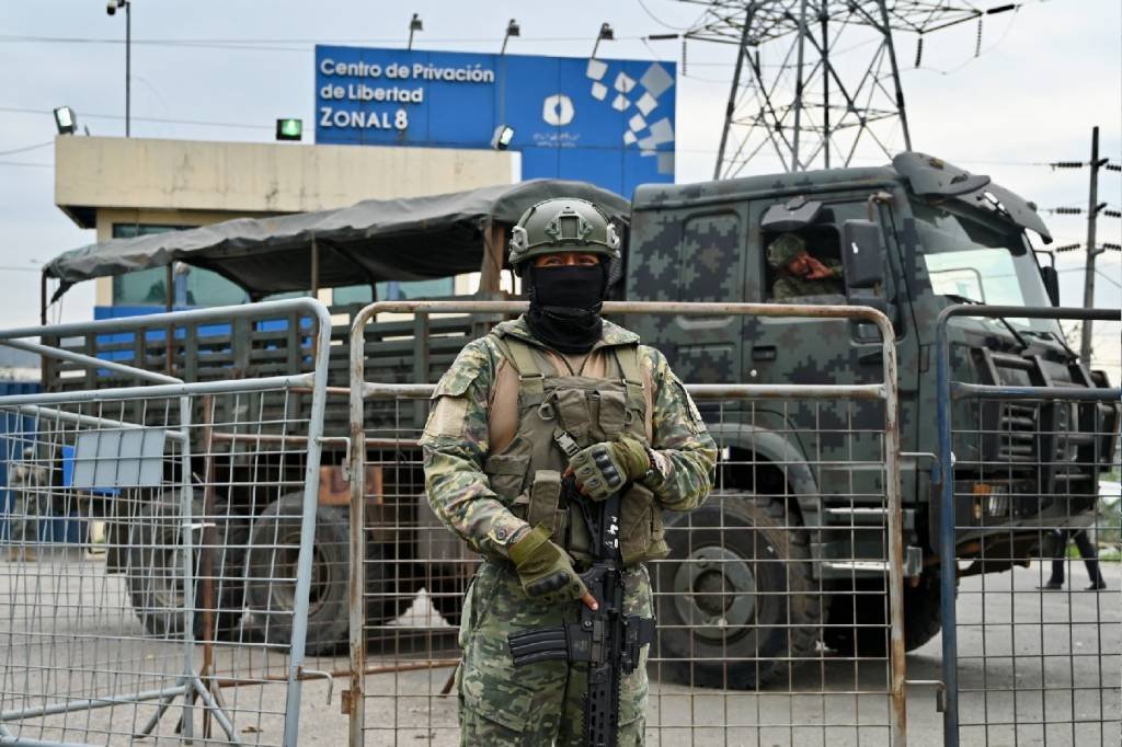 Militares entram em presídio do Equador após assassinato de promotor antimáfia