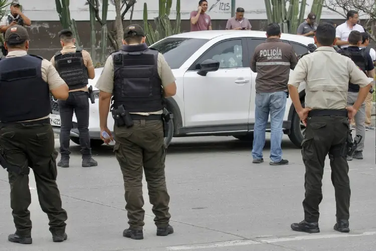 Membros da Polícia Nacional inspecionam o carro em que estava o promotor César Suarez no momento em que foi morto a tiros em Guayaquil, Equador, em 17 de janeiro de 2024 (AFP Photo)