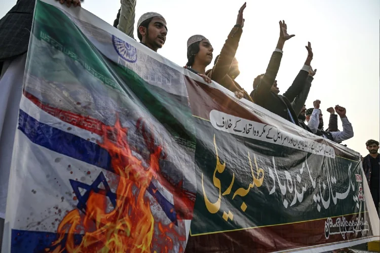 Jovens ativistas do grupo Muslim Talba Mahaz protestam contra ataques aéreos do Irã, em 18 de janeiro de 2024, em Islamabad (Joe STENSON, com Ashraf KHAN, em Karachi/AFP Photo)