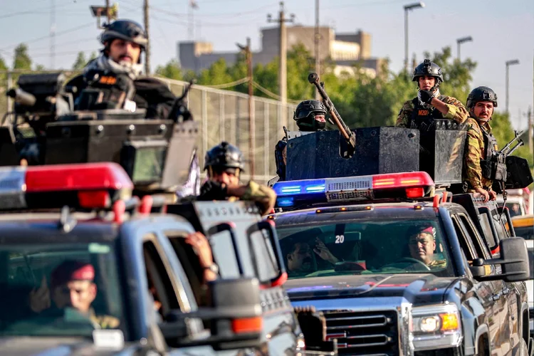 Membros do Hashed al-Shaabi do Iraque, principal unidade paramilitar pró-Irã integrada às Forças Armadas (Ahmad Al-Rubaye/Getty Images)