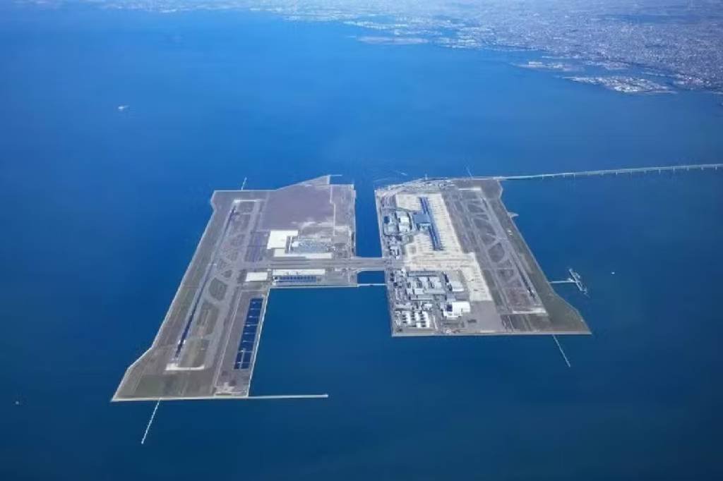 Após construção bilionária, aeroporto japonês deve afundar no mar nos próximos 30 anos