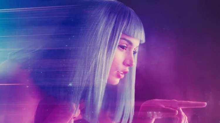 Cena do filme Blade Runner 2049: a cubana Ana de Armas no papel da IA holograma programada para ser uma "namorada"