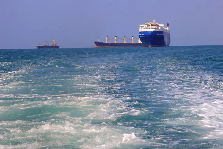 O navio cargueiro Galaxy Leader, interceptado por rebeldes huthis na cidade iemenita de Hodeida, no Mar Vermelho (Agence France-Presse/AFP Photo)