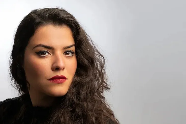 Marcela Rahal, natural de Bauru (SP), disputou o prêmio com mais de 500 inscritos (Marcela Rahal/ Site oficial da cantora/Reprodução)