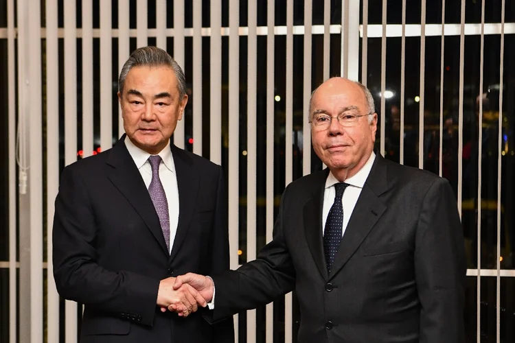 Mauro Veira e o chanceler da China, Wang Yi (MRE/Reprodução)