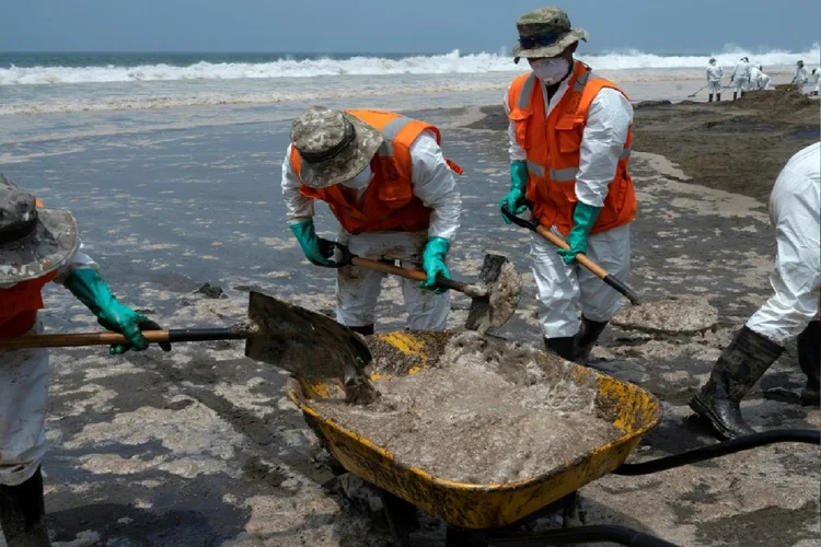 Membros do Exército peruano retiram óleo vazado na praia de Chacra y Mar, perto de Huaral, Peru (Agence France-Presse/AFP Photo)