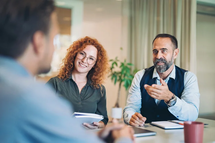 Areas como tecnologia, logística, varejo, engenharia e marketing continuam em destaque. (pixelfit/Getty Images)