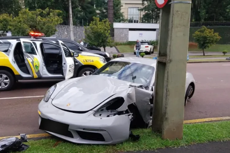 Porsche ficou destruído ao bater em poste em Curitiba  (Redes Sociais/Reprodução)