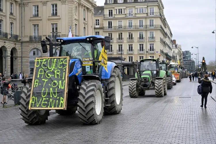 Protestos na França: Tratores passam pelas ruas de Rennes em 25 de janeiro de 2024 (Toni Cerdá/AFP Photo)