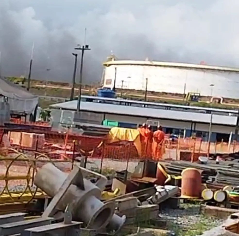 Tanque da Refinaria Abreu e Lima explode e deixa trabalhadores feridos; veja vídeo