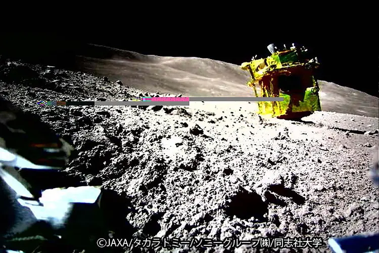 Agência espacial japonesa relatou que objetivo era posicionar dispositivo num raio de cem metros de um local fixo da Lua, margem mais estreita que a habitual neste tipo de trabalho (JAXA/ Takara Tomy / Sony Group Corporation/AFP Photo)