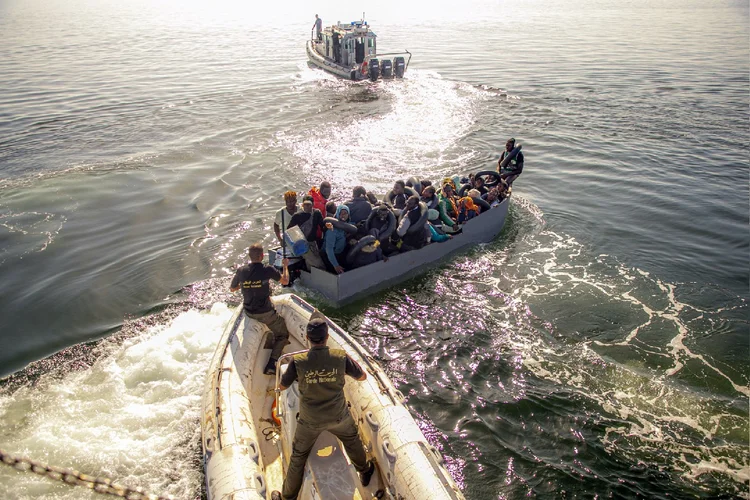 Migrantes são resgatados no Mar Mediterrâneo (Yassine Gaidi/Getty Images)