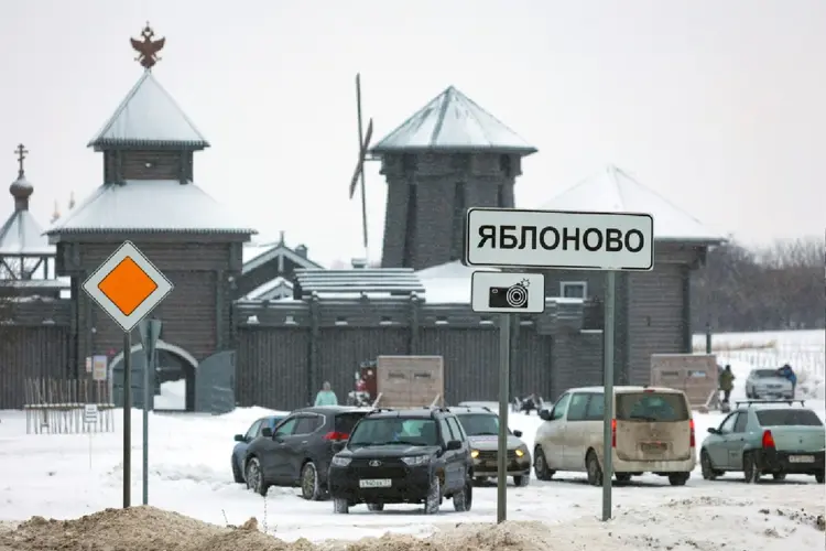 O povoado russo de Yablonovo, perto de onde caiu um avião de transporte militar russo, na região de Belgorod, na fronteira com a Ucrânia (AFP Photo)