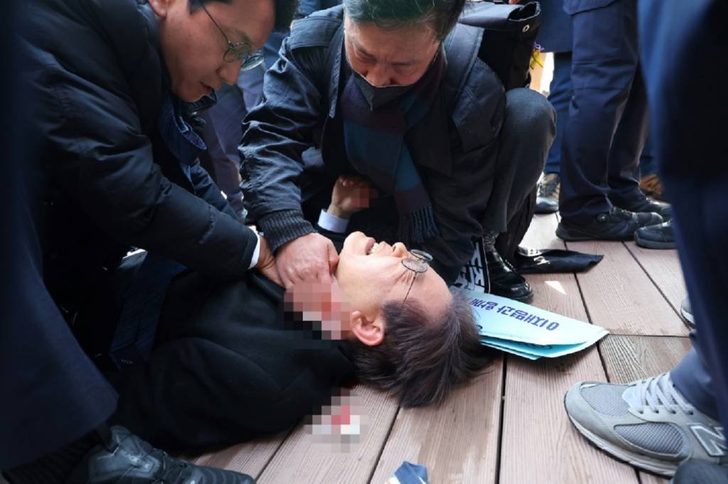 Ataque na Coreia: líder da oposição, Lee Jae-myung é esfaqueado no pescoço