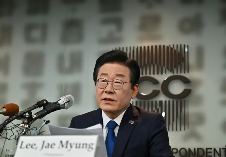 Lee Jae-myung: a equipe médica em Busan afirmou que, se a faca do agressor tivesse alcançado a artéria carótida de Lee, ele teria morrido instantaneamente no local" (AFP/AFP Photo)