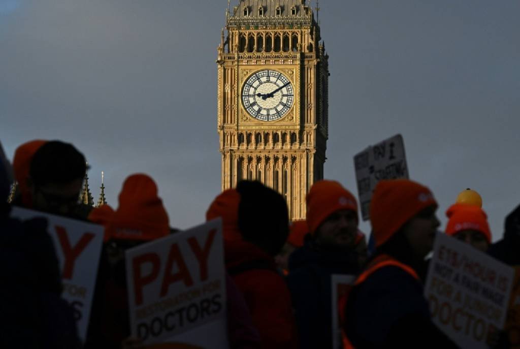 Médicos iniciam a maior greve do sistema público de saúde britânico na Inglaterra