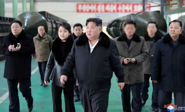 Kim Jong Un: A agência oficial KCNA mostrou imagens de Kim com sua filha Ju Ae em uma visita à fábrica que produz os lançadores móveis eretos (AFP/AFP Photo)