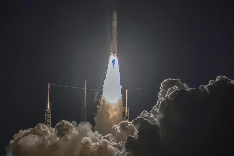 O novo foguete Vulcan Centaur da United Launch Alliance (ULA) decola do Complexo de Lançamento Espacial em Cabo Canaveral, Flórida, em 8 de janeiro de 2024, para sua viagem inaugural, transportando o módulo lunar Peregrine da Astrobotic (AFP)