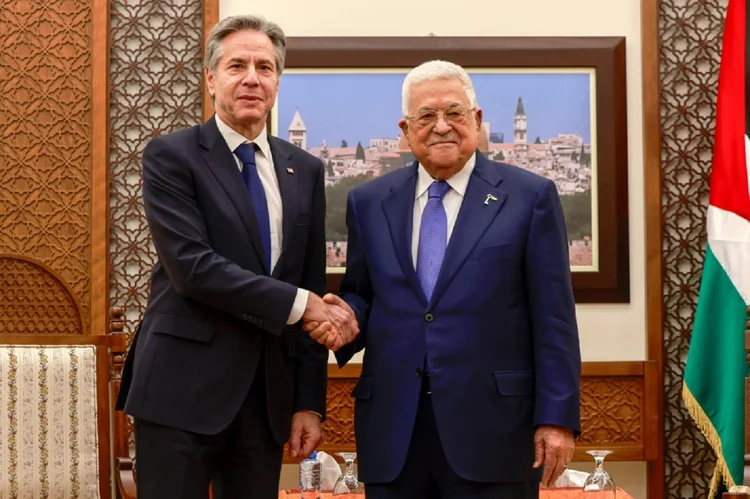 Blinken e Abbas: Na reunião, Blinken mencionou a necessidade de se introduzir "reformas administrativas" que possam "beneficiar o povo palestino" (AFP/AFP Photo)
