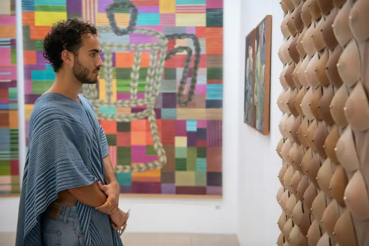 Visitantes apreciam as obras de arte da Galeria Espacio O durante a inauguração da exposição 'Este arte' no Pavilhão Vik em José Ignacio, Maldonado, Uruguai. (AFP/AFP Photo)