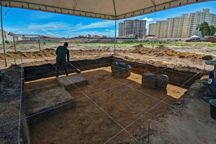 Arqueólogos em escavação em sítio de construção em São Luís, Maranhão, em 9 de janeiro de 2024. (AFP/AFP)
