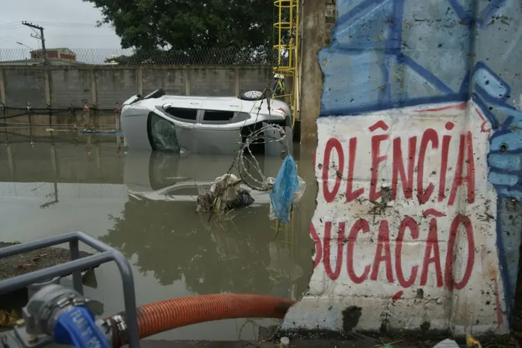 Chuvas no Rio: temporais destruíram casas em comunidades e deixaram moradores desabrigados (AFP/AFP Photo)