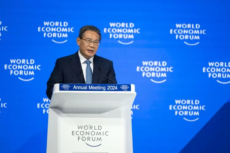 O primeiro-ministro chinês, Li Qiang: discurso na reunião anual do Fórum Econômico Mundial em Davos, Suíça, em 16 de janeiro de 2024 (Yann SCHREIBER, Sophie ESTIENNE /AFP)