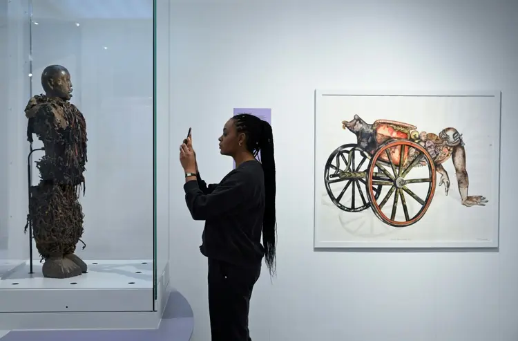 Uma estátua roubada de um chefe congolês está no Museu Real da África Central como "Um símbolo de arte roubada", como parte de uma exposição que destaca a pilhagem da era colonial. (AFP/AFP)