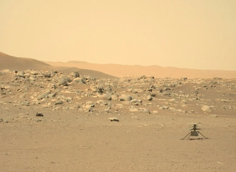 O helicóptero Ingenuity, da Nasa, em Marte, fotografado pelo rover Perseverance em 15 de junho de 2021 (AFP/AFP Photo)