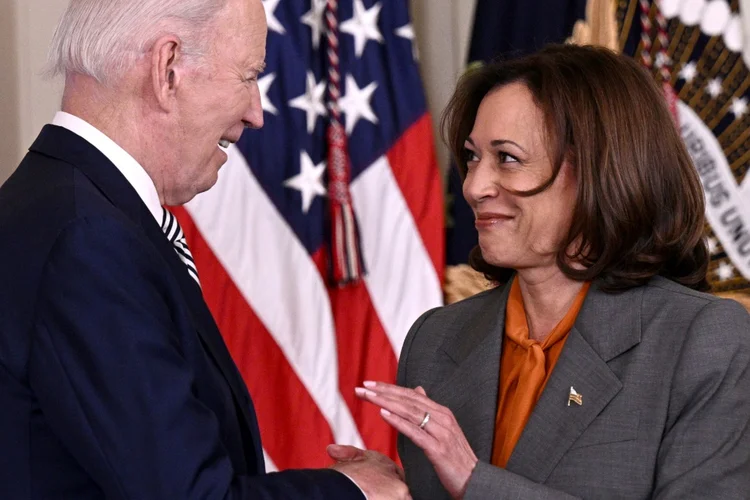 O presidente americano, Joe Biden, e sua vice, Kamala Harris, em 30 de outubro de 2023, na Casa Branca, em Washington (Danny Kemp/AFP)