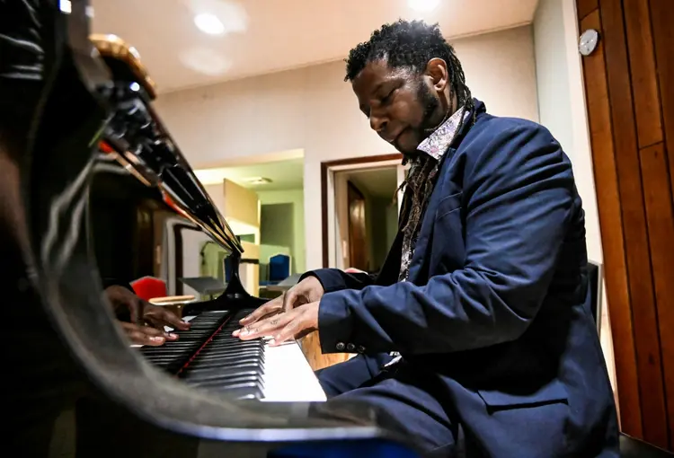 O pianista cubano de jazz, Rolando Luna, durante ensaio nos estúdios Abdala em Havana. (AFP/AFP Photo)